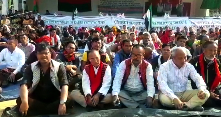 স্বায়ত্বশাসিত ৰাজ্যৰ দাবীত ধৰ্ণা