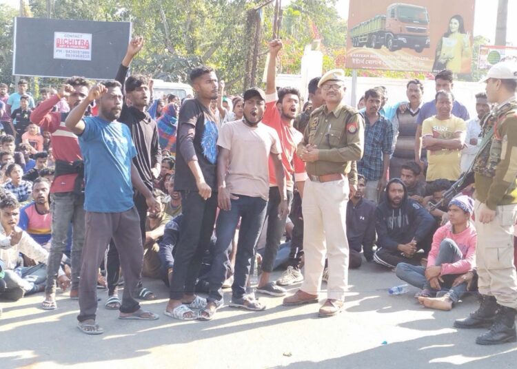 অবৈধভাৱে ৰখোৱা ট্ৰাকৰ খুন্দাত মৃত্যু এজন যুৱকৰঃ স্থানীয় ৰাইজৰ পথ অৱৰোধ