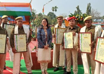 ডিফুৰ গণৰাজ্য দিৱসৰ কাৰ্যসূচীত পাৰদৰ্শিতাৰ বাবে কাৰবি আংলঙৰ ১০ জনকৈ আৰক্ষী আৰু হোমগাৰ্ড জোৱানক সম্বৰ্ধনা জিলা প্ৰশাসনৰ: