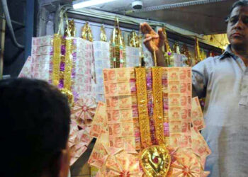 One lakh note garlands I লাখ টকীয়া নোটৰ মালা পিন্ধি বিয়া পাতিবলৈ ওলাইছিল, কাঢ়ি লৈ পলাল চোৰ
