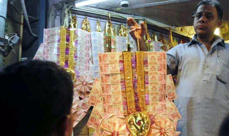 One lakh note garlands I লাখ টকীয়া নোটৰ মালা পিন্ধি বিয়া পাতিবলৈ ওলাইছিল, কাঢ়ি লৈ পলাল চোৰ
