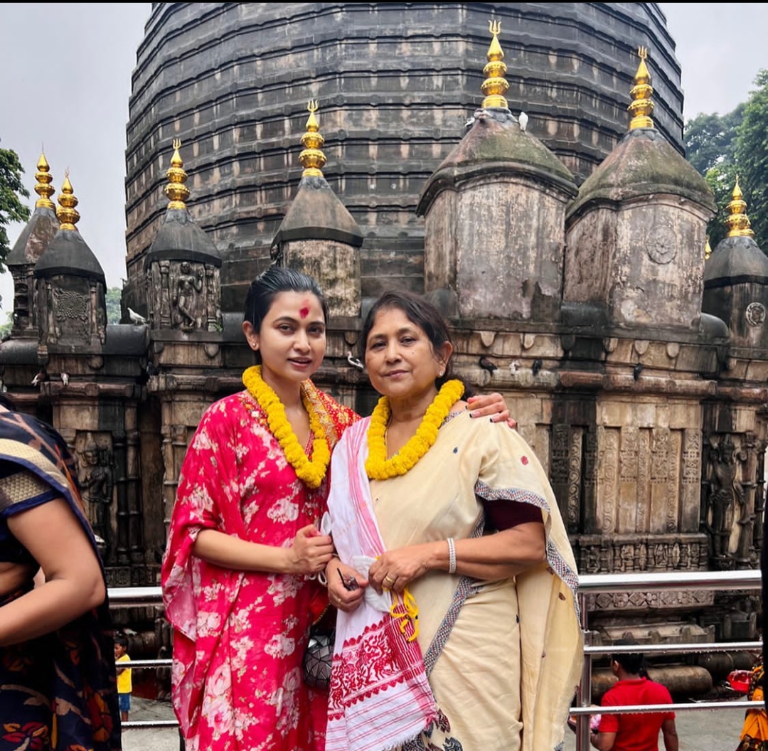 Ram Navami! ৰাম নৱমী উপলক্ষে কামাখ্যা ধামত উপস্থিত আইমী বৰুৱাঃ শ্বেয়াৰ কৰিলে ভিডিঅ'- 3 আইমী বৰুৱা