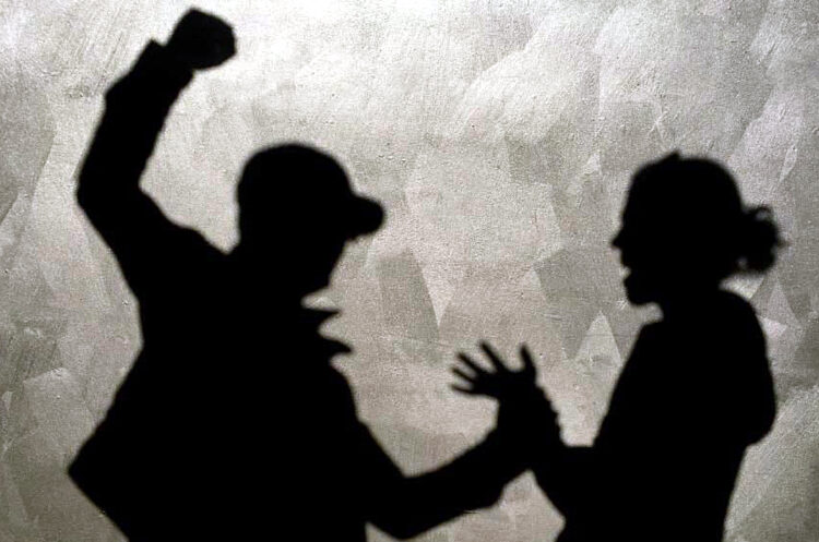 Doughter in law Injury I বোৱাৰীয়ে কিয় চাকৰি কৰিব? ৰাজপথত বোৱাৰীয়েকক ইটাৰে আঘাত শহুৰেকৰ