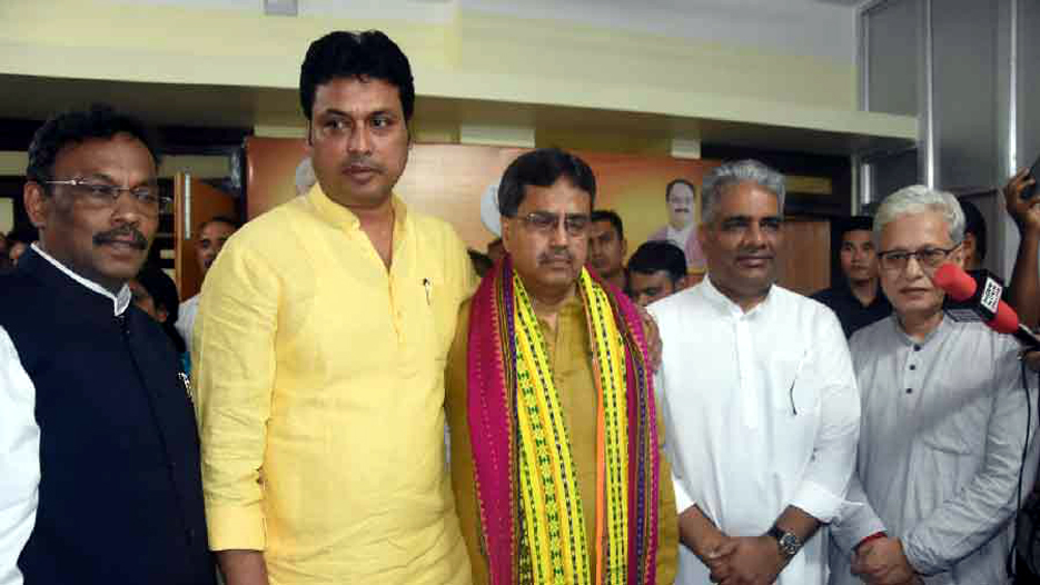 Tripura I মঞ্চ সাজু, পিছে ত্ৰিপুৰাত কোনে শপত লʼব? 3 ত্ৰিপুৰা