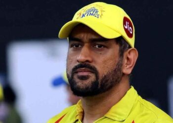 MS Dhoni Angry in IPL match!  প্ৰথম মেচত পৰাস্ত হৈ খেলপথাৰতে সতীৰ্থক ধমক ধোনিৰ