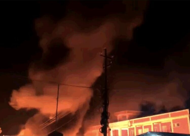 Manipur Violence I মুখ্যমন্ত্ৰীৰ সভাস্থলীত অগ্নিসংযোগ ক্ষুব্ধ জনজাতীয় লোকৰ! অশান্ত মণিপুৰত স্তব্ধ ইণ্টাৰনেট সেৱা