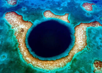 The blue hole I ৯০০ ফুট দ আন এক ‘নীলা গহ্বৰ’ আৱিষ্কাৰ বিজ্ঞানীৰ
