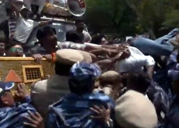 Delhi Assembly I দিল্লী বিধানসভাৰ বাহিৰত বিজেপি কৰ্মীৰ তীব্ৰ প্ৰতিবাদ