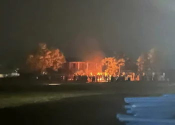 Manipur Violence I মুখ্যমন্ত্ৰীৰ সভাস্থলীত অগ্নিসংযোগ ক্ষুব্ধ জনজাতীয় লোকৰ! অশান্ত মণিপুৰত স্তব্ধ ইণ্টাৰনেট সেৱা