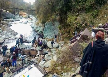 Kashmir Accident I কাশ্মীৰত ভয়ংকৰ দুৰ্ঘটনা, নিয়ন্ত্ৰণ হেৰুৱাই দ খাৱৈত গাড়ী বাগৰি নিহত ৬