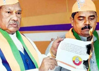 Karnataka Assembly Elections I বজৰং বিতৰ্কত উত্তপ্ত কৰ্ণাটক, এইবাৰ কংগ্ৰেছৰ ইস্তাহাৰ জ্বলালে বিজেপি নেতাই