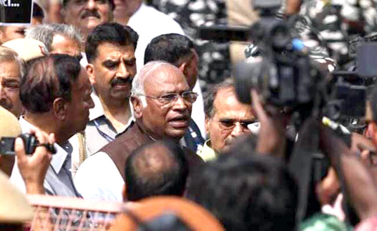 Congress president Mallikarjun Kharge I কৰ্ণাটকত খৰ্গেক হত্যাৰ ষড়যন্ত্ৰ! বিজেপি প্ৰাৰ্থীৰ অডিঅ’ প্ৰকাশ কৰি অভিযোগ কংগ্ৰেছৰ