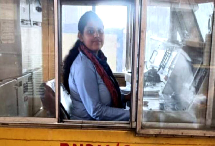 ত্ৰিপুৰাৰ প্ৰথমগৰাকী মহিলা ৰে’ল চালক দেৱলীনা