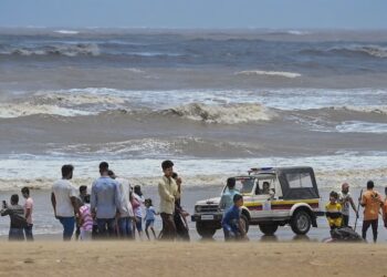 4 boys drown at Mumbai’s Juhu beach I নিষেধাজ্ঞাক উপেক্ষা কৰি উত্তাল সমুদ্ৰত ৫ কিশোৰ, মুম্বাইৰ জুহু বিচত ডুবিল ৪ 1 4 boys drown at Mumbai’s Juhu beach I নিষেধাজ্ঞাক উপেক্ষা কৰি উত্তাল সমুদ্ৰত ৫ কিশোৰ, মুম্বাইৰ জুহু বিচত ডুবিল ৪