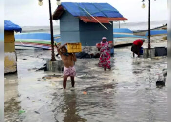 Cyclone Biparjay I গুজৰাটত বিপর্যয় : ১৫০ কি:মি: বেগত বলিব ধুমুহা, ১৯৫ খন ৰে’লৰ সেৱা বাতিল