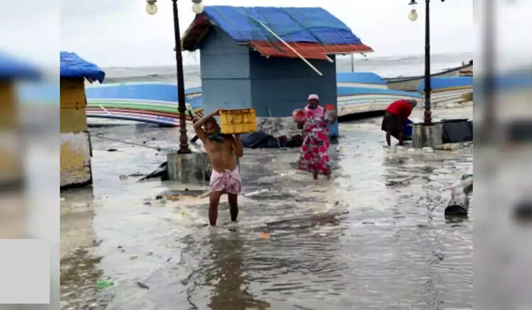 Cyclone Biparjay I গুজৰাটত বিপর্যয় : ১৫০ কি:মি: বেগত বলিব ধুমুহা, ১৯৫ খন ৰে’লৰ সেৱা বাতিল