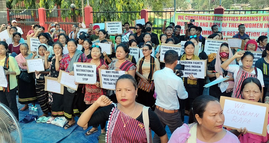 Protest against Manipur accident I মণিপুৰ কুকি মহিলাৰ নগ্ন ঘটনা : ডিফুত এপিএইছএলচিৰ তিনিঘণ্টীয়া ধৰ্ণা 2 মণিপুৰ কুকি মহিলাৰ নগ্ন ঘটনা