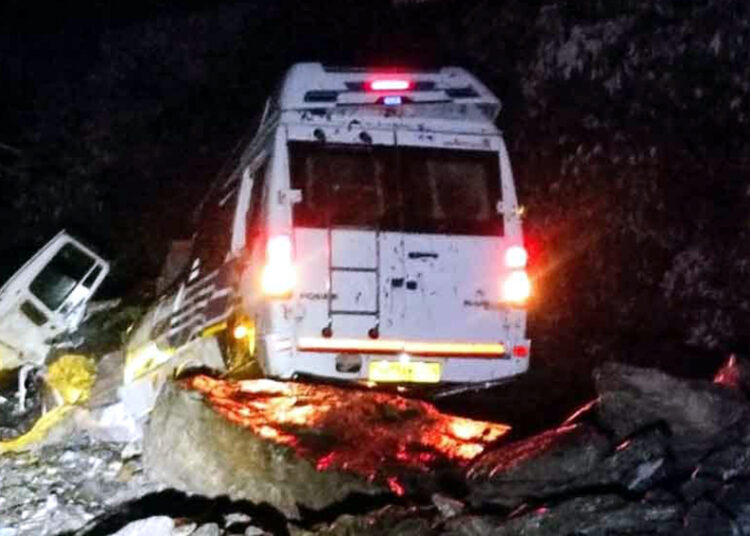4 Killed, 7 Injured As Boulders Tumbling Downhill Crush Vehicles I উত্তৰাখণ্ডত তীৰ্থযাত্ৰী কঢ়িওৱা বাছৰ ওপৰত পৰিল প্ৰকাণ্ড শিল, নিহত ৪ 1 4 Killed, 7 Injured As Boulders Tumbling Downhill Crush Vehicles I উত্তৰাখণ্ডত তীৰ্থযাত্ৰী কঢ়িওৱা বাছৰ ওপৰত পৰিল প্ৰকাণ্ড শিল, নিহত ৪