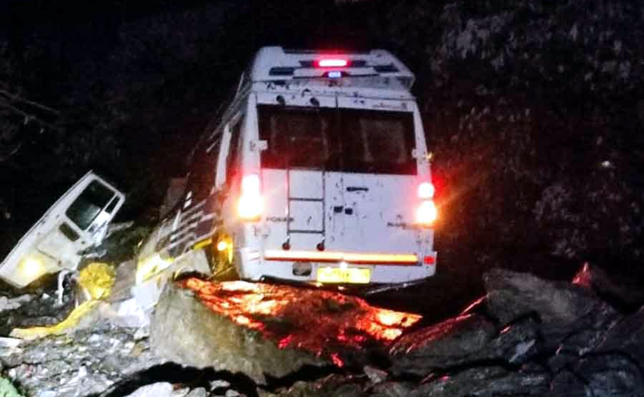 4 Killed, 7 Injured As Boulders Tumbling Downhill Crush Vehicles I উত্তৰাখণ্ডত তীৰ্থযাত্ৰী কঢ়িওৱা বাছৰ ওপৰত পৰিল প্ৰকাণ্ড শিল, নিহত ৪ 3 উত্তৰাখণ্ড