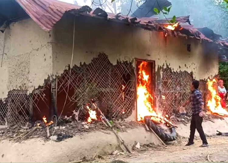 Tense Situation In Manipur I মণিপুৰ কাণ্ডৰ মূল অভিযুক্তৰ ঘৰ ভাঙি অগ্নিসংযোগ উত্তেজিত ৰাইজৰ