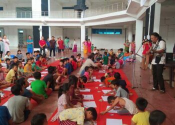 মণিপুৰৰ লʼৰা-ছোৱালীৰ আটাইতকৈ পছন্দৰ বস্তু ৰাইফল!