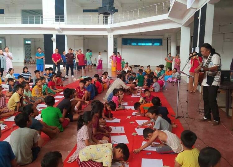 মণিপুৰৰ লʼৰা-ছোৱালীৰ আটাইতকৈ পছন্দৰ বস্তু ৰাইফল!