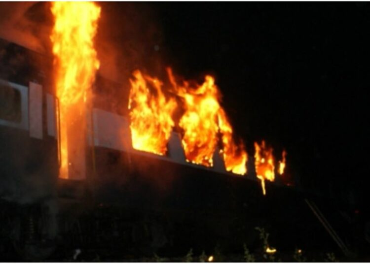 Fire in train at Madurai station I ৰেʼলত ভয়াৱহ অগ্নিকাণ্ড, নিহত কমেও ১০