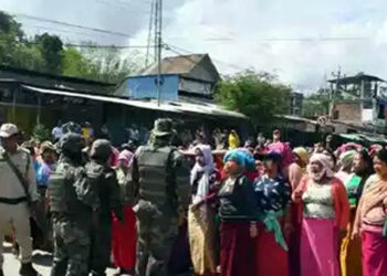Fresh Violence in Manipur I মণিপুৰত পুনৰ সংঘৰ্ষ, মেইটেই মহিলাৰ নিৰাপত্তা বাহিনীলৈ ইটাবৰ্ষণত আহত কমেও ১৭