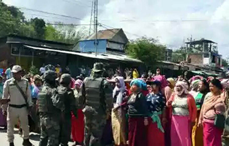 Fresh Violence in Manipur I মণিপুৰত পুনৰ সংঘৰ্ষ, মেইটেই মহিলাৰ নিৰাপত্তা বাহিনীলৈ ইটাবৰ্ষণত আহত কমেও ১৭