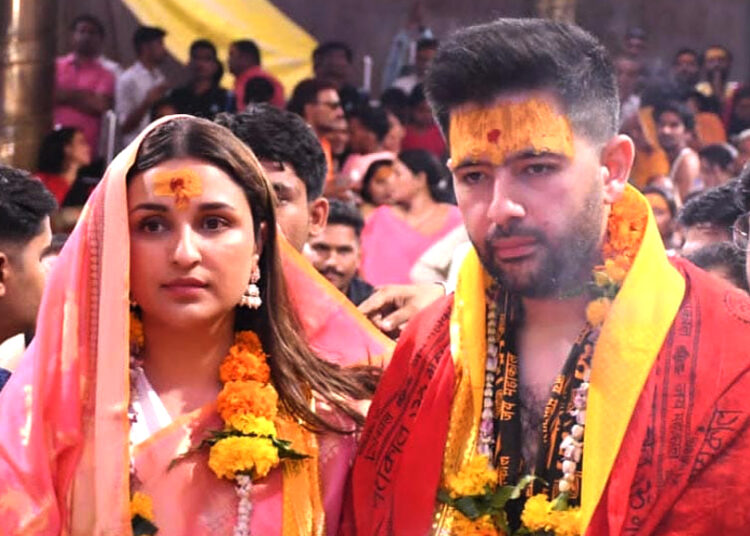Raghav-Pariniti controversy : মহাকাল মন্দিৰত ৰাঘৱ-পৰিনীতিৰ জোতা পিন্ধি প্ৰৱেশ, তীব্ৰ সমালোচনা
