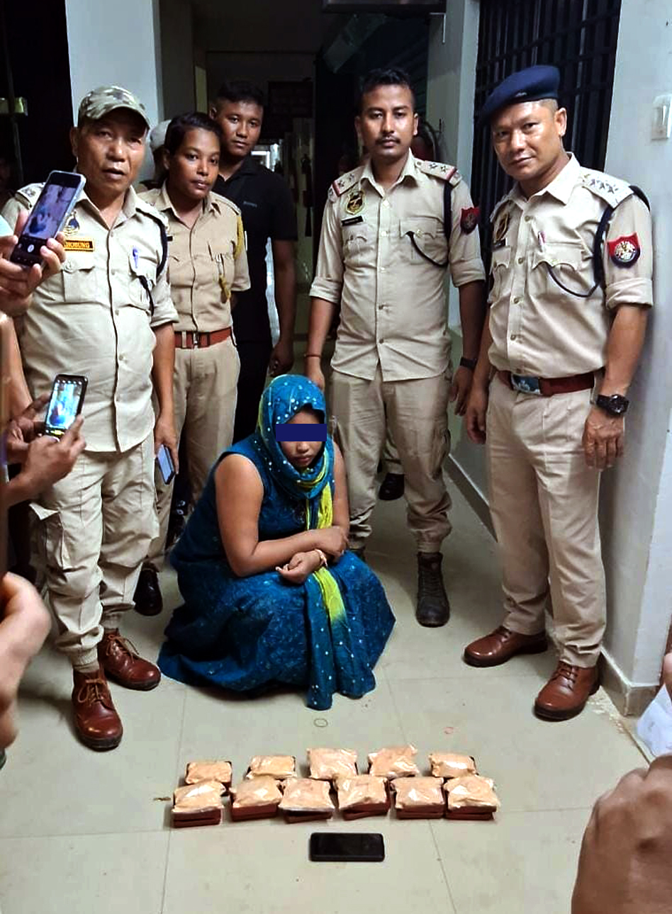 হেৰ'ইনসহ মহিলা সৰবৰাহকাৰী আটক