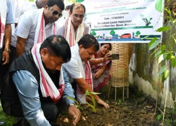 ৰাজ্য জুৰি চলা অমৃত বৃক্ষ আন্দোলনৰ প্ৰতি সঁহাৰি বোকাখাতত, বিভিন্ন ঠাইত মূল্যৱান গছপুলি ৰোপনত অংশগ্ৰহণ মন্ত্ৰী অতুল বৰাৰ: 1 ৰাজ্য জুৰি চলা অমৃত বৃক্ষ আন্দোলনৰ প্ৰতি সঁহাৰি বোকাখাতত, বিভিন্ন ঠাইত মূল্যৱান গছপুলি ৰোপনত অংশগ্ৰহণ মন্ত্ৰী অতুল বৰাৰ: