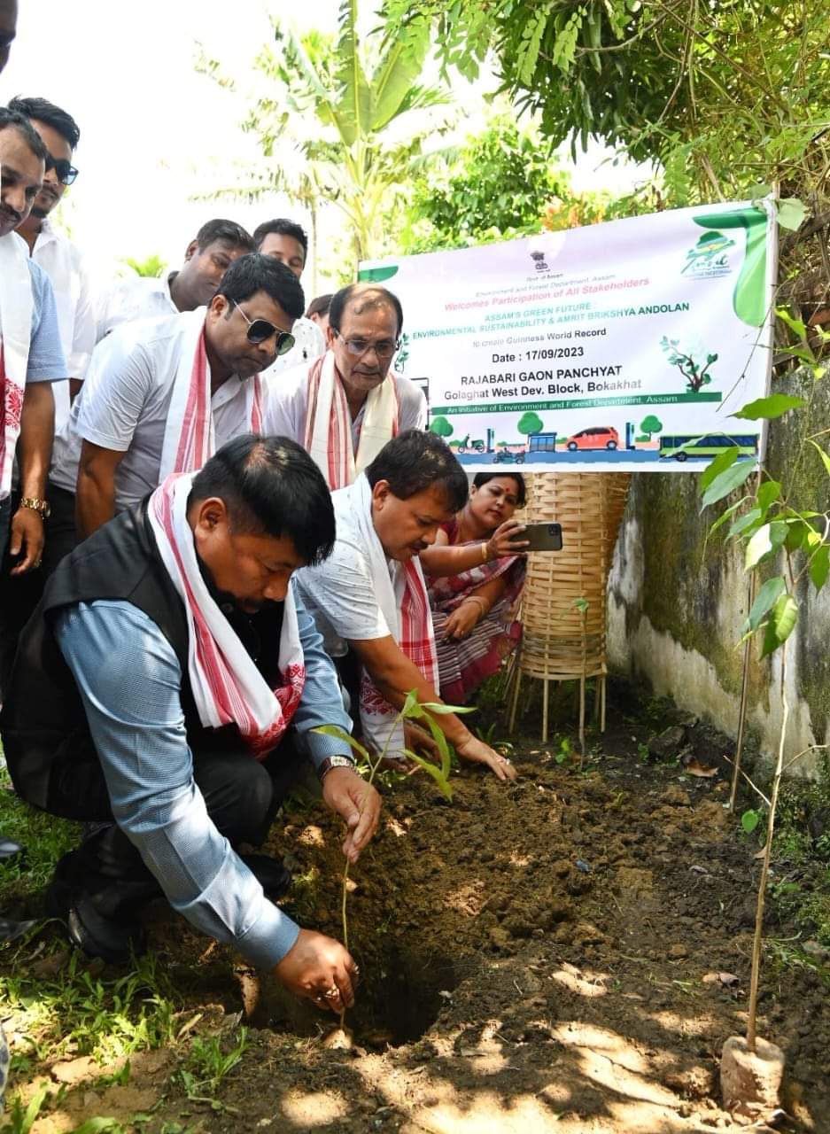 ৰাজ্য জুৰি চলা অমৃত বৃক্ষ আন্দোলনৰ প্ৰতি সঁহাৰি বোকাখাতত, বিভিন্ন ঠাইত মূল্যৱান গছপুলি ৰোপনত অংশগ্ৰহণ মন্ত্ৰী অতুল বৰাৰ: 3 অমৃত বৃক্ষ আন্দোলন