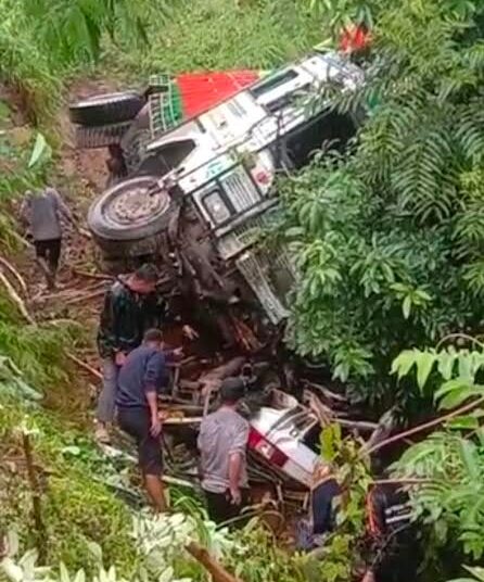 Nagaland Accident I নাগালেণ্ডত ভয়াৱহ দুৰ্ঘটনা, টাটা চুমু আৰু ট্ৰাক পৰিল এশ ফুট তলত, নিহত ৮ 1 Nagaland Accident I নাগালেণ্ডত ভয়াৱহ দুৰ্ঘটনা, টাটা চুমু আৰু ট্ৰাক পৰিল এশ ফুট তলত, নিহত ৮