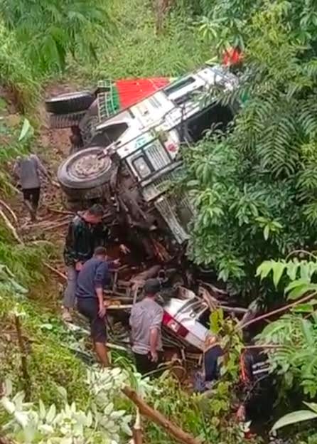 Nagaland Accident I নাগালেণ্ডত ভয়াৱহ দুৰ্ঘটনা, টাটা চুমু আৰু ট্ৰাক পৰিল এশ ফুট তলত, নিহত ৮ 3 নাগালেণ্ড দুৰ্ঘটনা