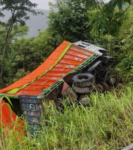 Nagaland Accident I নাগালেণ্ডত ভয়াৱহ দুৰ্ঘটনা, টাটা চুমু আৰু ট্ৰাক পৰিল এশ ফুট তলত, নিহত ৮ 4 Nagaland Accident