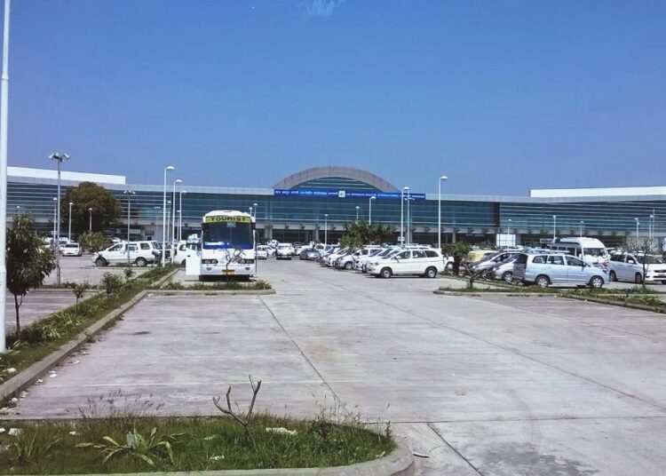 Threat call to Baranasi airport I বাৰাণসী বিমানবন্দৰ বোমাৰে উৰুৱাই দিয়াৰ ভাবুকি, গ্ৰেপ্তাৰ যুৱক