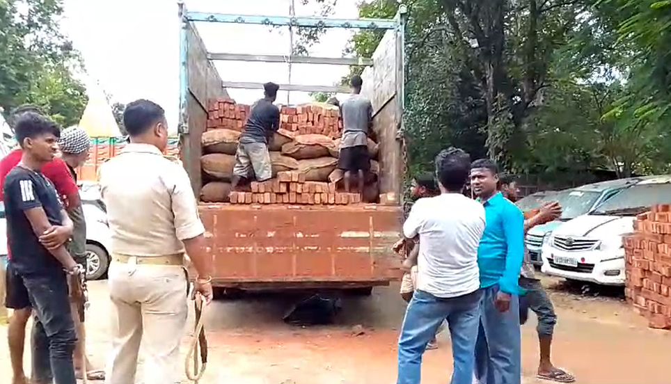 খটখটীত বুজন পৰিমাণৰ বাৰ্মিজ চুপাৰিসহ ট্ৰাক জব্দ