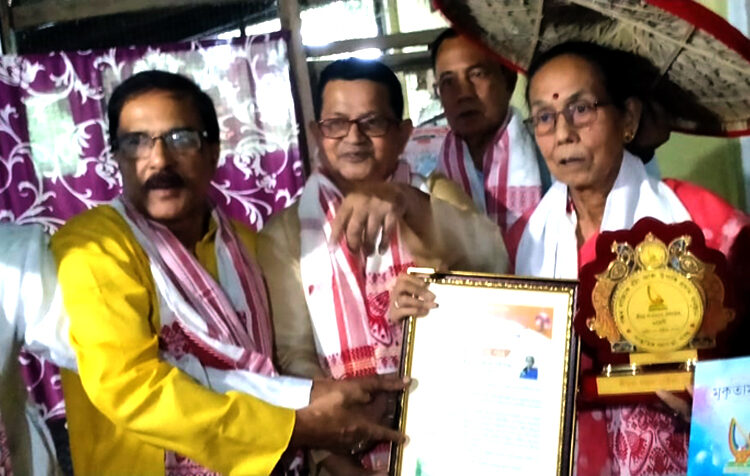 Kalpana Chetia felicited I বোকাখাতৰ বিশিষ্ট লেখিকা, কবি কল্পনা চেতিয়াক সাংস্কৃতিক মহাসভা, অসমৰ সম্বৰ্ধনা