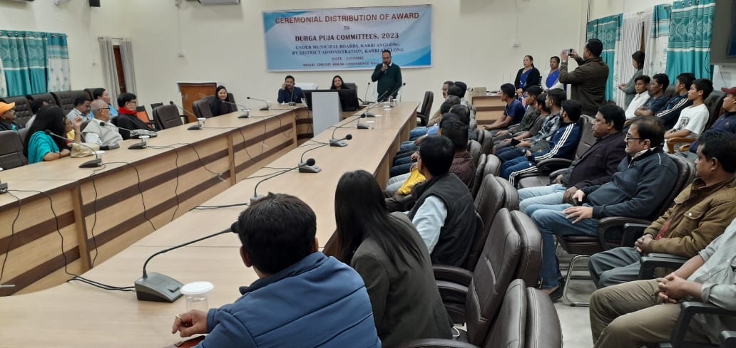 শ্ৰেষ্ঠতাৰ ভিত্তিত দুৰ্গা পুঁজা  সমিতি সমূহৰ মাজত বটাঁ বিতৰণ