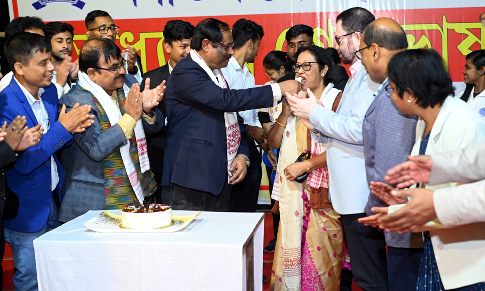 Nagaon College I অৱসৰৰ দিনটোত গুণমুগ্ধই শ্ৰদ্ধা আৰু স্নেহেৰে উপচাই পেলালে নগাঁও মহাবিদ্যালয়ৰ অধ্যক্ষ ড: শৰৎ বৰকটকীক 4 nagaon3 | ASSAM TIMES POST