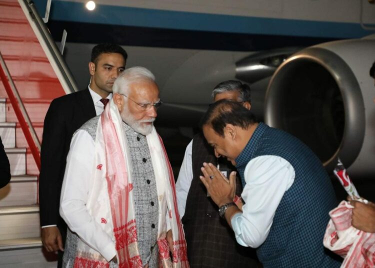 PM Modi Arrived Guwahati I গুৱাহাটীত উপস্থিত প্ৰধানমন্ত্ৰী, গুৱাহাটী বিমানবন্দৰত আদৰণি মুখ্যমন্ত্ৰীৰ
