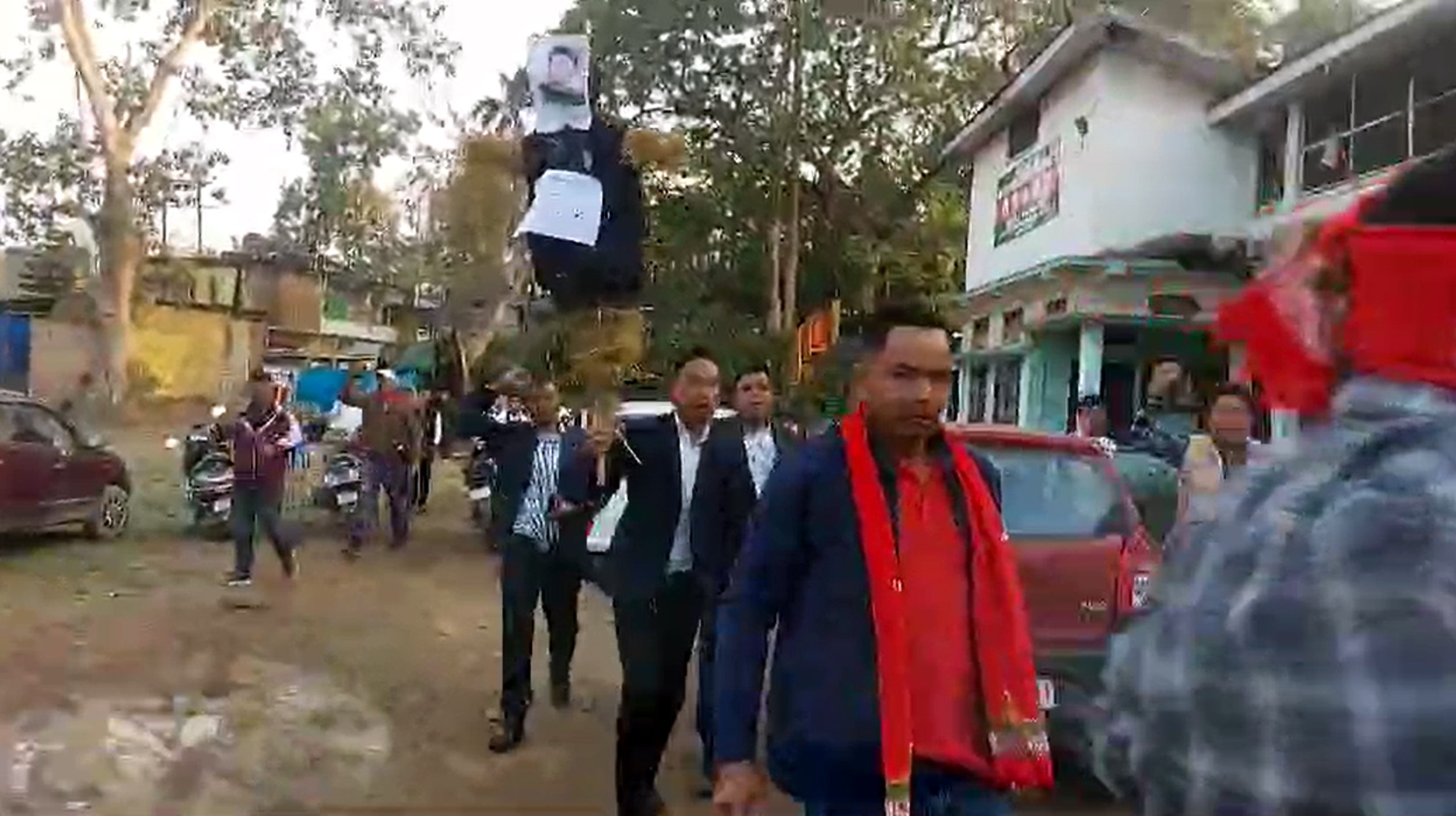 PGR-VGR ভূমিত উচ্ছেদৰ বিৰোধিতা কৰা কংগ্ৰেছ নেতা দেৱব্ৰত শইকীয়াৰ ডিফুত পুত্তলিকা দাহ