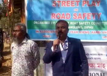 Street Play : পথ সুৰক্ষা সন্দৰ্ভত অভিনেতা ৰাজীৱ ক্ৰ’ আৰু সংগীবৃন্দৰ বাটৰ নাট প্ৰদৰ্শন