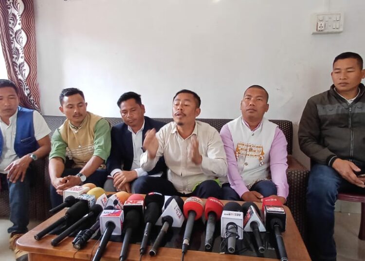 দুই পাহাৰীয়া জিলা কাৰ্বি আংলং-পশ্চিম কাৰ্বি আংলঙৰ পৰিস্থিতি নিয়ন্ত্রণাধীন যদিও চেপা উত্তেজনা বিৰাজমান পৰিষদৰ এমএচি পৱন কুমাৰ, বিধায়ক ৰূপছিং টেৰণৰ বিৰুদ্ধে সোচ্চাৰ ছাত্র সংগঠন 1 দুই পাহাৰীয়া জিলা কাৰ্বি আংলং-পশ্চিম কাৰ্বি আংলঙৰ পৰিস্থিতি নিয়ন্ত্রণাধীন যদিও চেপা উত্তেজনা বিৰাজমান পৰিষদৰ এমএচি পৱন কুমাৰ, বিধায়ক ৰূপছিং টেৰণৰ বিৰুদ্ধে সোচ্চাৰ ছাত্র সংগঠন