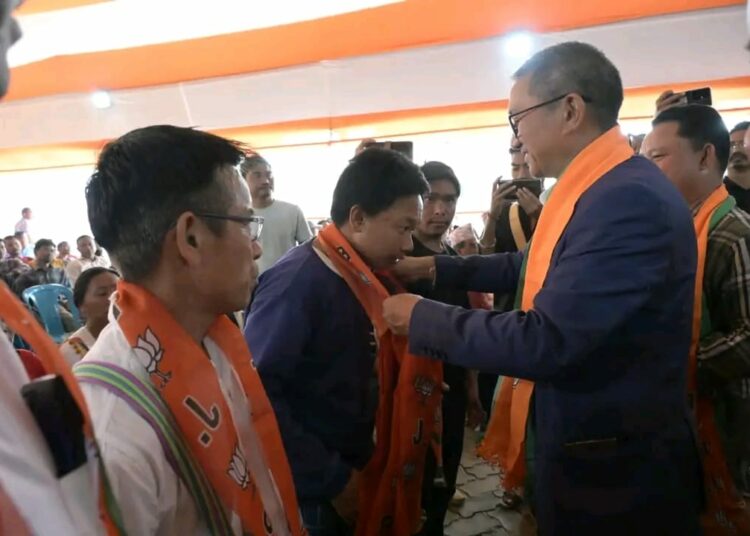 ৫১৮টা বিভিন্ন বিৰোধী দলৰ পৰিয়ালৰ বিজেপিত যোগদান 1 ৫১৮টা বিভিন্ন বিৰোধী দলৰ পৰিয়ালৰ বিজেপিত যোগদান