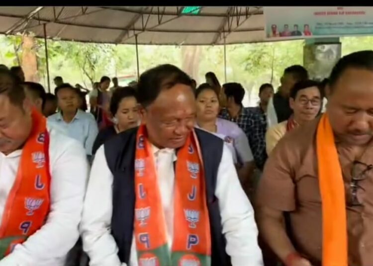 চিলনিত জ্যেষ্ঠ বিজেপি কৰ্মকৰ্তা আৰু নেতা সকলক সম্বৰ্ধনা আৰু মত বিনিময় কাক চিইএম তুলিৰাম ৰংহাঙ আৰু প্ৰাৰ্থী অমৰচিং তিচ’ৰ