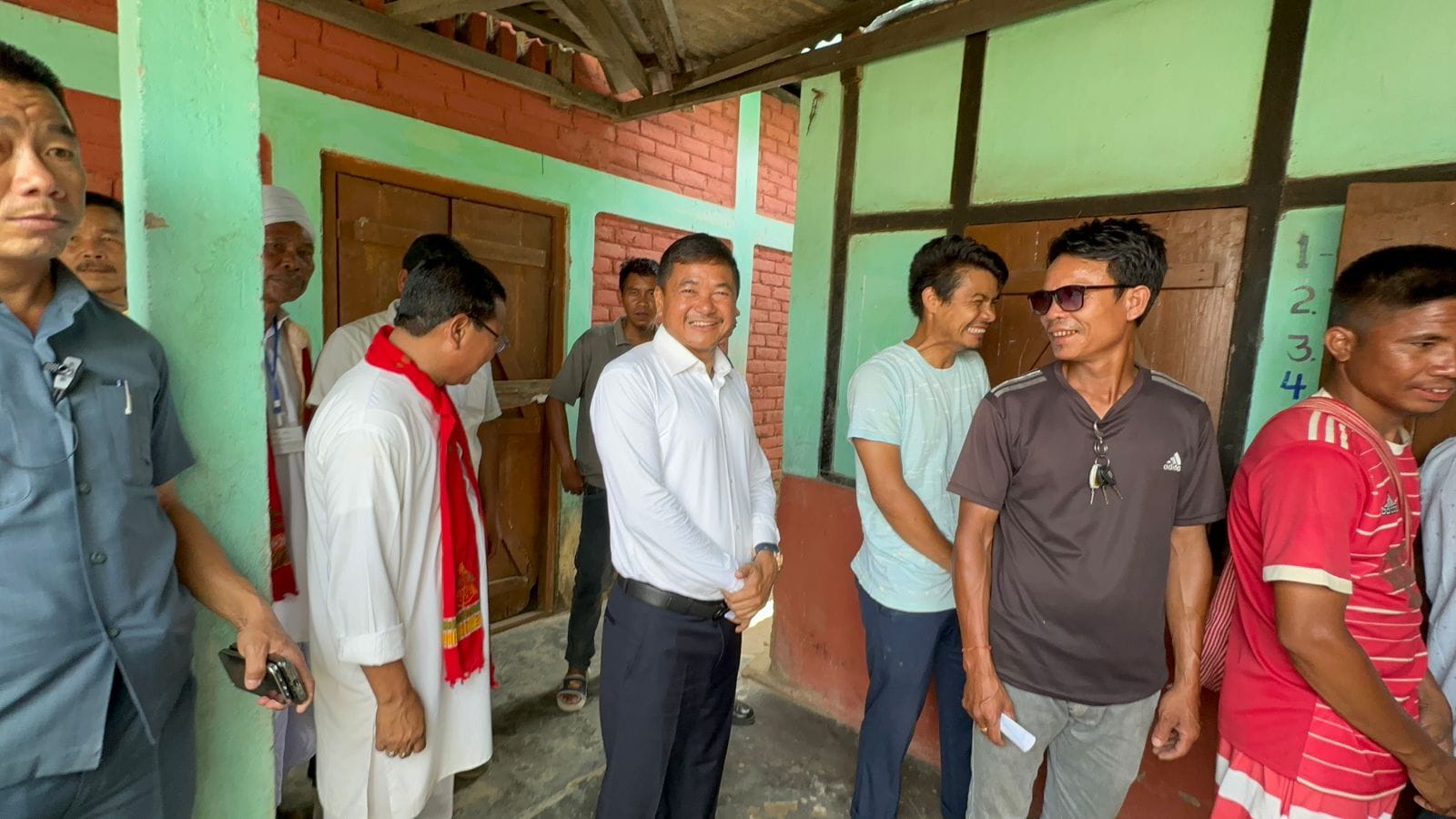পাহাৰত শান্তিপূর্ণ পৰিৱেশত ভোটাৰৰ ব্যাপক সঁহাৰি