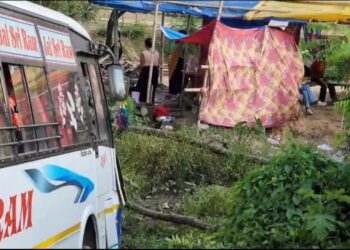 কাৰ্বিআংলঙত পথ দুৰ্ঘটনা, কথমপি ৰক্ষা চালক-হেণ্ডিমেন সহ ১০ গৰাকী যাত্ৰীৰ