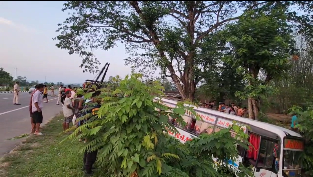 কাৰ্বিআংলঙত পথ দুৰ্ঘটনা